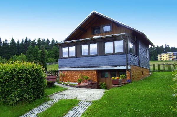Dejligt feriehus til 3 personer beliggende på en bjergskråning i Neuhaus ved Thüringer Wald med en fantastisk udsigt over de omkringliggende bjerge.